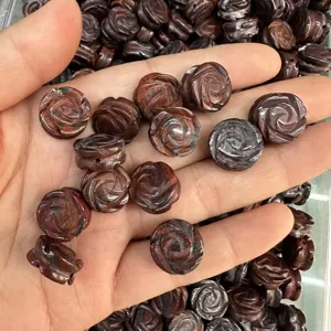 Detaillierte Ansicht von 14 mm doppelseitig geschnitzten Rosen-Natursteinperlen für Schmuck
