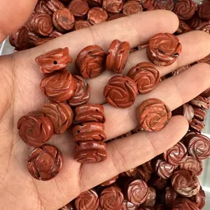Detailansicht von 14 mm doppelseitig geschnitzten Rosenperlen aus rotem Naturstein für DIY