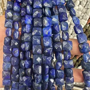 Vista detallada de cuentas de piedra natural azul cuadradas facetadas para hacer joyas