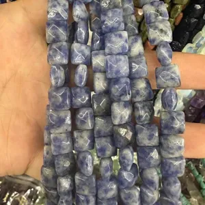 Primer plano de cuentas de piedra natural facetadas cuadradas azul mármol para joyería DIY