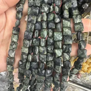 Primer plano de cuentas cuadradas facetadas de piedra natural verde oscuro para joyería DIY