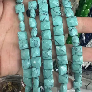 Vista macro de cuentas de piedra turquesa facetadas cuadradas para joyería