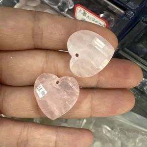 Nahaufnahme der facettierten Details und Textur der rosa Naturstein Herzanhänger