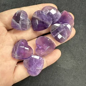 Nahaufnahme von 20 mm facettierten Amethyst-Herzanhängern für die DIY-Schmuckherstellung