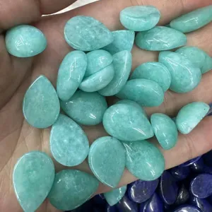Makroaufnahme von natürlichen hellgrünen Amazonit-Cabochons in Tropfenform für Schmuck.