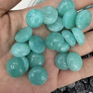 Detailaufnahme von natürlichen ovalen Amazonit-Cabochons für die DIY-Schmuckherstellung.