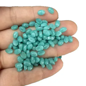 Natürliche Amazonit Cabochons in Eiform für die DIY-Schmuckherstellung in der Hand