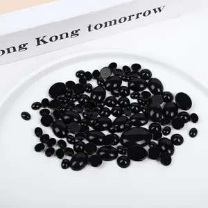 Macro-opname van zwarte onyx cabochons in diverse maten voor DIY-sieraden maken