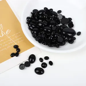 Macro-opname van gepolijste zwarte agaat cabochons in diverse maten voor DIY sieraden maken.