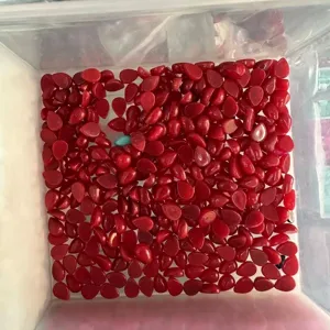 Detaillierte Makroansicht roter birnenförmiger Stein-Cabochons für DIY-Schmuckzubehör