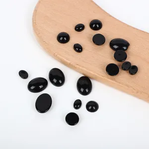 Macro-opname van natuurlijke zwarte agaat cabochons voor het maken van DIY-sieraden