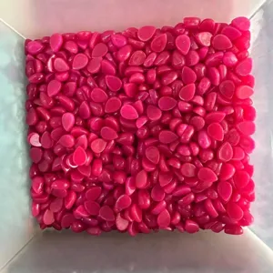 Detailansicht von rosa birnenförmigen 5x7mm Cabochons für DIY-Schmuckzubehör.