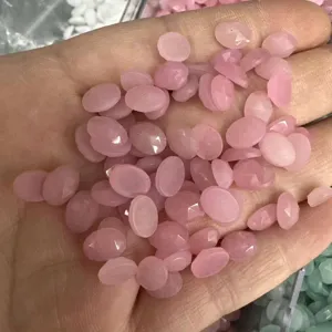 Primo piano dettagliato di cabochon ovali sfaccettati in pietra naturale rosa per gioielli