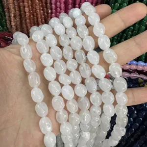 Detailaufnahme von natürlichen weißen unregelmäßigen Achat-Edelsteinperlen für DIY