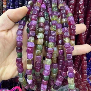 Dettaglio di perle in pietra agata calcedonio quadrate da 8mm dai colori vivaci