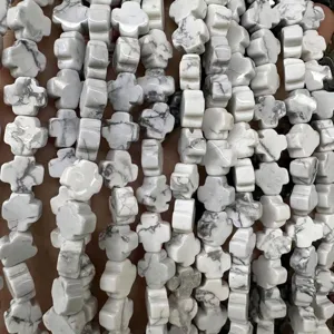 Primer plano de cuentas de piedra en cruz de mármol blanco para joyería DIY