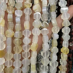 Primer plano detallado de cuentas de cruz de ágata natural para la creación de joyas DIY