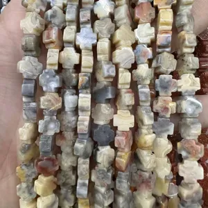 Vista detallada de cuentas de cruz de piedra de ágata natural para la creación de joyas DIY