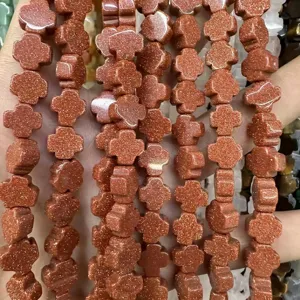 Primer plano de cuentas de cruz de piedra de oro brillante para manualidades de joyería DIY