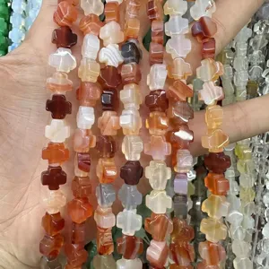Vista detallada de cuentas de ágata natural en forma de cruz para accesorios de joyería