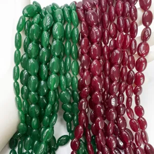 Vue détaillée de perles ovales en jade malais vert et calcédoine rouge pour bijoux