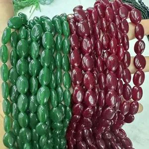 Détail macro de perles en pierre naturelle jade malais vert et calcédoine rouge pour bijoux