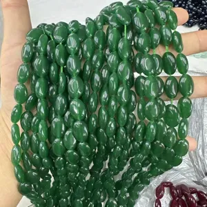 Gros plan de fils de perles de pierre ovales vertes pour bijoux DIY