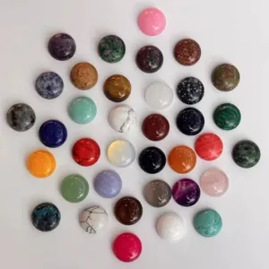 Makroaufnahme bunter Naturstein-Cabochons in verschiedenen Texturen und Mustern