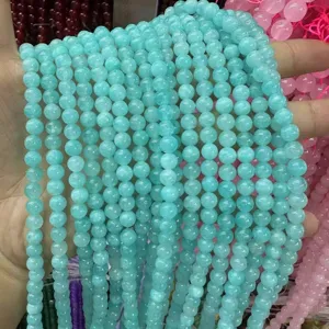 Vista macro de cuentas redondas de amazonita azul claro natural para la creación de joyas DIY