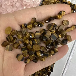 Dettaglio di cabochon ovali sfaccettati in occhio di tigre per gioielli fai-da-te