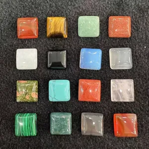 Sammlung verschiedener quadratischer Naturstein-Cabochons in Farben für Schmuck-DIY-Projekte