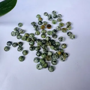 Detaillierte Ansicht runder flacher afrikanischer Türkis-Cabochons für DIY-Schmuck