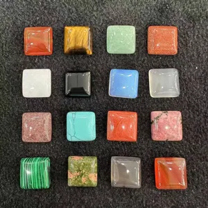 Detailansicht verschiedener quadratischer Natursteine für die DIY-Schmuckherstellung