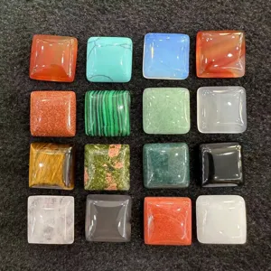 Eine Auswahl an bunten quadratischen Naturstein-Cabochons für DIY-Schmuckanhänger