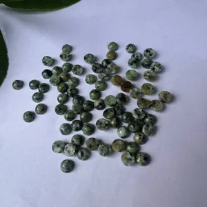 Nahaufnahme von flachen Afrikanischen Türkis-Cabochons für DIY-Schmuck, 80-100 Zeichen.