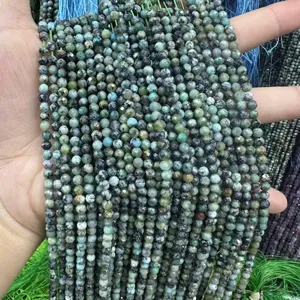 Detaillierte Makroaufnahme von facettierten runden afrikanischen Türkisperlen für DIY-Schmuck