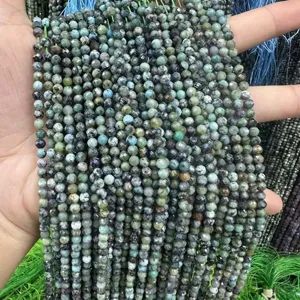 Nahaufnahme von facettierten natürlichen afrikanischen Türkisperlen für DIY-Schmuck