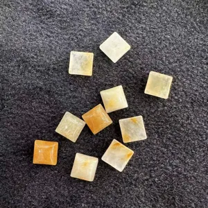Nahaufnahme von quadratischen natürlichen gelben Kristall-Achat-Stein-Cabochons