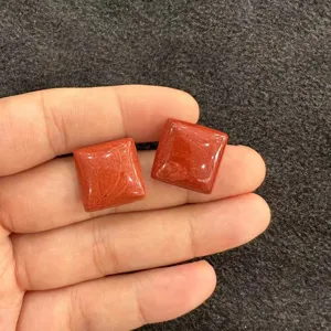 Nahaufnahme von quadratischen roten Jaspis-Steincabochons für DIY-Schmuck