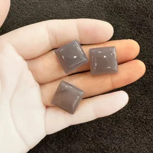 Detailansicht von drei quadratischen grauen Achat-Cabochons für DIY-Schmuckherstellung