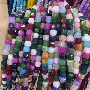 Gros plan de perles facettées de 10mm en pierres naturelles colorées pour bijoux.