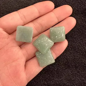 Makro-Detail von quadratischen grünen Naturstein-Cabochons für DIY-Schmuck