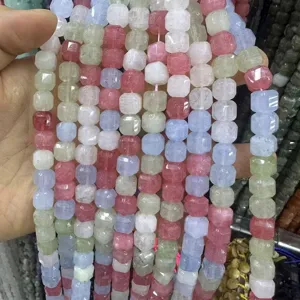 Vue détaillée de perles cubes en pierre naturelle facettées multicolores de 10 mm pour bijoux