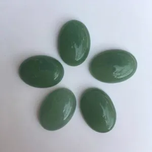 Gros plan de cinq cabochons ovales en pierre naturelle verte pour bijoux
