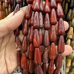 Détail macro de perles goutte en agate rouge naturelle 8x20mm pour bijoux DIY