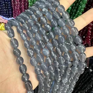 Detaillierte Makroansicht glatter ovaler grauer Natursteinperlen für handgefertigten DIY-Schmuck