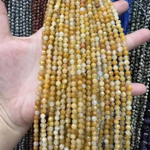 Gros plan de perles en pierre naturelle facettée jaune de 4mm pour bijoux DIY