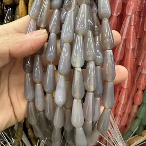 Vue rapprochée de perles en agate grise naturelle en forme de goutte pour bijoux DIY