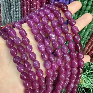 Nahaufnahme von violetten ovalen Turmalin-Achat-Steinperlen für DIY-Schmuckherstellung