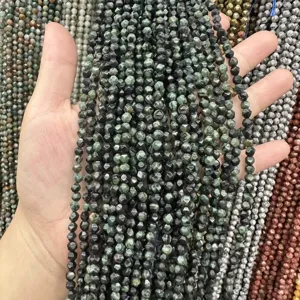 Vue détaillée de perles en pierre naturelle facettées de 4mm pour la création de bijoux
